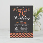 Invitation Surprise 70e anniversaire Black et Coral Chevron (Debout devant)
