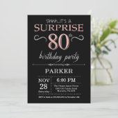 Invitation Surprise 80e anniversaire Noir et Rose Or rose (Debout devant)