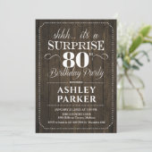 Invitation Surprise 80e fête d'anniversaire - Bois rustique (Debout devant)