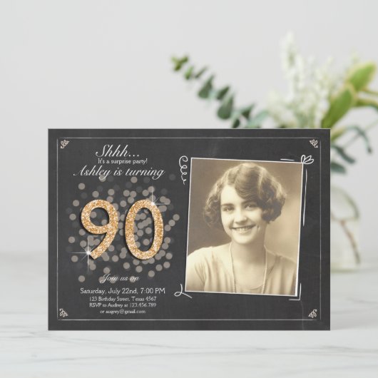 invitation surprise 90e anniversaire Chalkboard vi (Debout devant)