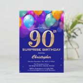 Invitation Surprise 90e anniversaire Marine Bleu et Ballons d (Debout devant)