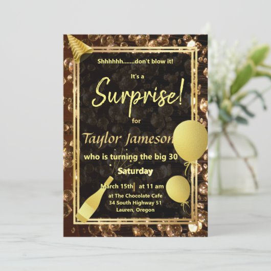 Invitation Surprise en noir et or avec ballons QR rsvp (Debout devant)