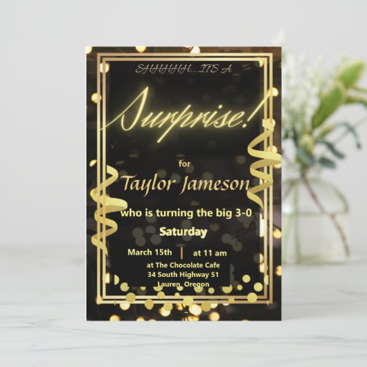 Invitation surprise noire et dorée avec QR code rs (Debout devant)