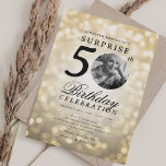 Invitation SURPRISE Photo 50th Birthday Party Gold Bokeh<br><div class="desc">Un design élégant "50e anniversaire" d'invitation de fête avec photo personnalisée,  typographie moderne et un arrière - plan de lumières de livre.</div>