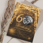 Invitation SURPRISE Photo 60th Birthday Gold Glam Lights<br><div class="desc">Un design élégant "60e anniversaire" d'invitation de fête avec photo personnalisée,  typographie moderne et un arrière - plan à cordes.</div>
