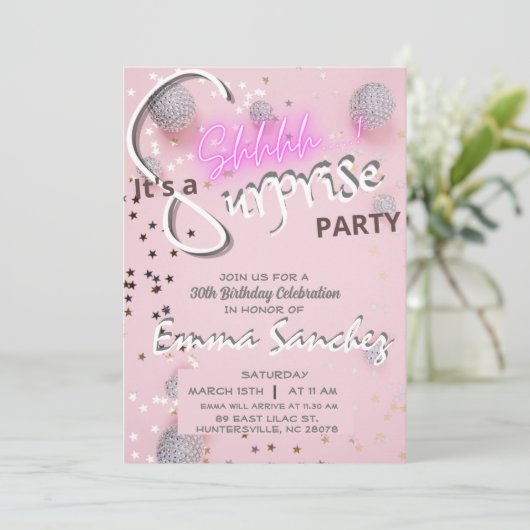 Invitation surprise rose et gris avec QR rsvp (Debout devant)
