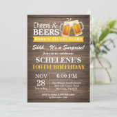 Invitation Surprise Rustic Cheers and Beers 100e anniversaire (Debout devant)