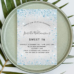 Invitation Sweet 16 parties scintillant bleu argent élégant f<br><div class="desc">Pour un élégant Sweet 16,  16e anniversaire. Un arrière - plan métallique à l'aspect faux argenté. Décoré avec de la poussière de parties scintillant en faux bleu. Personnalisez et ajoutez un nom,  un âge et des détails de la fête. Le nom est écrit avec un script de style manuscrit</div>