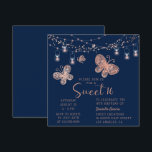 Invitation Sweet 16 Rose Gold Butterfly Chic Moderne Annivers<br><div class="desc">Sweet 16 Rose Gold Butterfly Chic Modern Birthday Invitations dispose d'élégants papillons roses en or avec des lampes à cordes sur un arrière - plan bleu avec votre Sweet 16 Informations d'invitation ci-dessous. Personnalisez en modifiant le texte dans les zones de texte. Conçu pour vous par ©Evco Studio www.zazzle.com/store/evcostudio</div>