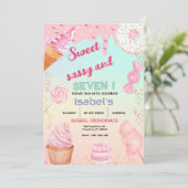 Invitation Sweet Sassy et sept bonbons Anniversaire (Debout devant)
