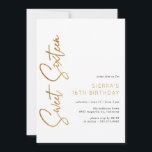 Invitation Sweet sixteen blanc et Gold Script 16e anniversair<br><div class="desc">Moderne et aéré doux 16 invitations avec manuscrit. Design type avec accents faux or. Remarque : L'effet Gold est répliqué par un graphique de haute qualité. Aucune feuille réelle ne sera utilisée.</div>