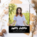 Invitation Sweet sixteen Photo fête d'anniversaire<br><div class="desc">Fun noir et blanc design photo sweet sixteen 16ème anniversaire invitation de fête. Customisez avec les détails de votre fête et la photo. Si vous avez besoin d'aide avec le modèle,  contactez-moi - J'aimerais vous aider.</div>