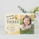 Invitation Sweet to Bee Three Honeycomb 3rd Birthday Photo (Debout devant)