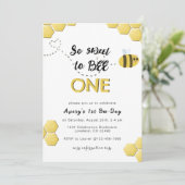 Invitation Sweet to Bee Un Anniversaire mignonne (Debout devant)