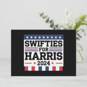 Invitation Swifties for Kamala Harris 2024 Vote Support (Debout devant)