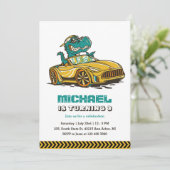 Invitation T-Rex Dinosaur Drive Voiture Jaune Garçons Anniver (Debout devant)