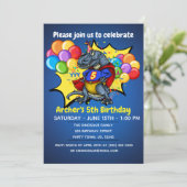 Invitation T-Rex Superhero 5e anniversaire (Debout devant)