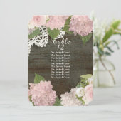 Invitation Table avec assise en bois sombre rustique et fleur (Debout devant)