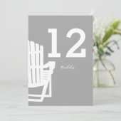 Invitation Table Numéro Chaise Adirondack Grise (Debout devant)