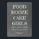 Invitation Tableau de bord GROOMSMAN / BEST MAN Drôle Proposi<br><div class="desc">"LES FILLES DE GÂTEAU BOOZE NOURRITURE MAINTENANT QUE J'AI VOTRE ATTENTION,  serez-vous mon Groomsman?" Cartes de proposition amusantes dans un style moderne de typographie de tableau noir.</div>