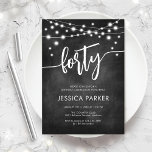 Invitation Tableau noir blanc 40e fête d'anniversaire<br><div class="desc">Invitation à la fête du 40e anniversaire. Design élégant en noir et blanc avec motif en damier. Carte invitation moderne classique avec des lumières à cordes et des polices de caractères de script. Parfait pour une célébration anniversaire de quarantième année. Personnalisez avec vos propres détails. Peut être customisé pour n'importe...</div>