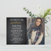 Invitation Tableau noir Chalkboard Fête la fête de graduation (Debout devant)