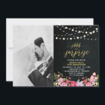 Invitation Tableau noir & Lumières Photo 50e Anniversaire de<br><div class="desc">Célébrez votre jour spécial avec cette invitation personnalisée pour un anniversaire de mariage avec photo. Ce design présente une belle typographie "chut... c'est une surprise" et des guirlandes lumineuses sur un fond tableau noir. Remplacez la photo d'exemple par votre propre photo. Davantage d'invitations pour un anniversaire de mariage et d'articles...</div>