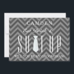 Invitation Tableau noir Suitup vous serez mon garçon<br><div class="desc">Ce 5" x 7" beau temps au motif de chevron de zigzag de suitup avec la carte d'invitation de cravate blanche. C'est le meilleur pour le marié. Si vous regardant demandants à quelqu'un d'être votre garçon d'honneur pour votre futur mariage, puis pourquoi ne pas choisir des cartes de ce garçon...</div>