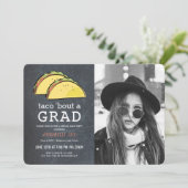 Invitation Taco Bout GRAD Photo Chkbd Bk Diplôme Virtuel (Debout devant)
