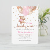 Invitation Teddy Bear On Peut Attendre Jeune Fille Bébé Anniv (Debout devant)