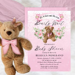 Invitation Teddy Bear peut attendre rose fille Baby shower I<br><div class="desc">Oh l'excitation ! Ça va être une fille, et on sait que tu peux "attendre tôt" ! Cet ours en peluche au design sucré présente un joli petit ours en peluche avec un arc rose entouré de roses roses roses et de vert sauge. Un mignon petit papillon rose est assis...</div>