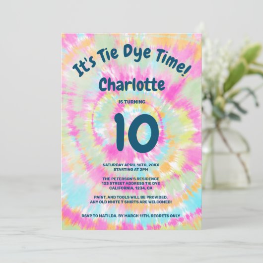 Invitation Teinture à cravate arc-en-ciel super 10ème anniver (Debout devant)