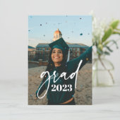 Invitation Tendance Chic Moderne Typographie Photo Graduation (Debout devant)