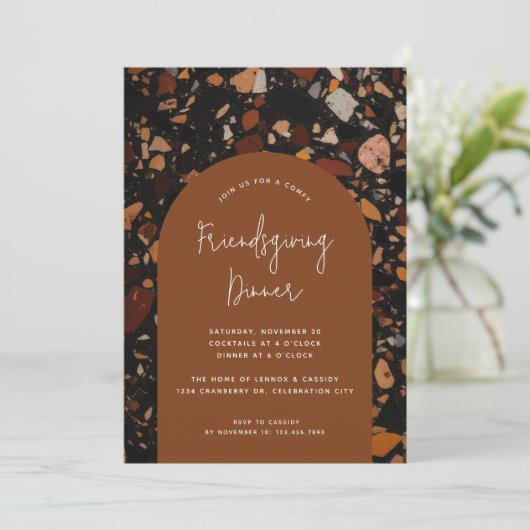Invitation Terracotta moderne Terrazzo Friendsgiving (Debout devant)