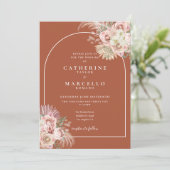 Invitation Terracotta Pampas Arc de laiton Mariage photo flor (Debout devant)