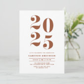 Invitation Terracotta Retro Bold Typographie 2025 Graduation (Debout devant)