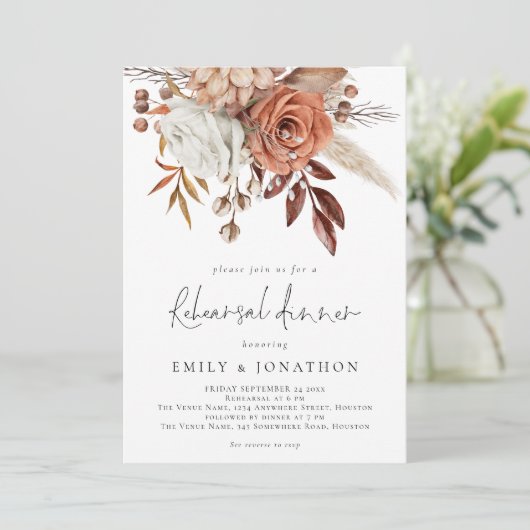 Invitation Terracotta Rustic Florals QR Code Rehearsal Dinner (Debout devant)