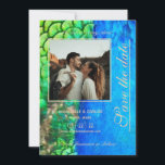 Invitation Texture de plume verte bleue de paon Mariage d'été<br><div class="desc">Cette conception est inspirée par le magnifique oiseau paon. Cet oiseau symbolise la confiance en soi, l'estime de soi, la dignité, le raffinement, la connaissance, la sexualité, la fierté et la beauté. La combinaison de bleu et de vert, deux couleurs froides, est parfaite pour l'été et donne une apparence rafraîchissante....</div>