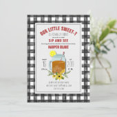 Invitation Thé sucré floral à carreaux Gingham Baby Sip & See (Debout devant)