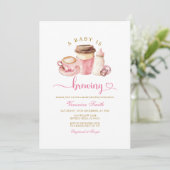 Invitation Thème de café rose moderne Latte Baby Shower (Debout devant)