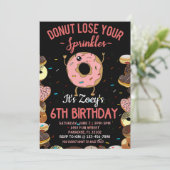 Invitation Thème de donut pour le 6e anniversaire Citation dr (Debout devant)