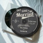Invitation Thème de musique Vintage Vinyl Black Mariage blanc<br><div class="desc">Un élégant modèle à thème musical en forme de disque vinyle, qui présente un arrière - plan noir texturé avec deux notes de musique et une partition, avec le titre "Mangez, Chantez et soyez marié". Un choix élégant et amusant pour les musiciens ou les amateurs de musique et veulent une...</div>