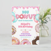 Invitation Thème Fille Anniversaire Gâteau Donut Rose Fraise (Debout devant)