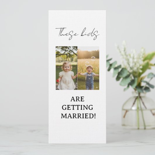 Invitation These Kids Are Getting Married Sign These Kids Are (Debout devant)