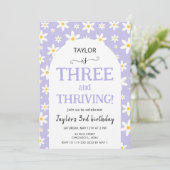 Invitation THREE and Thriving Purple Daisy 3rd Birthday (Debout devant)