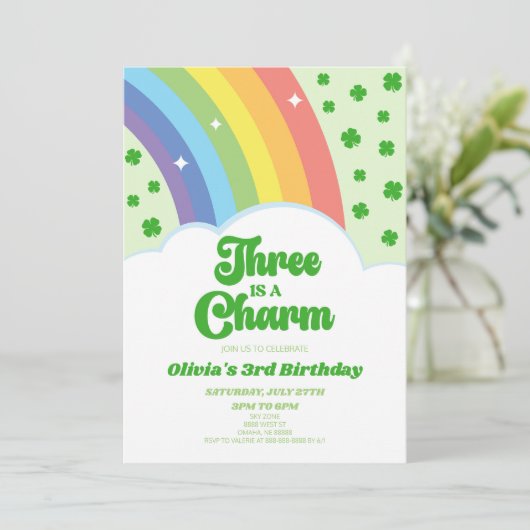 Invitation Three Is A Charm Rainbow 3e fête d'anniversaire (Debout devant)