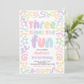 Invitation Three Times The Fun Confetti Balloon 3rd Birthday  (Debout devant)