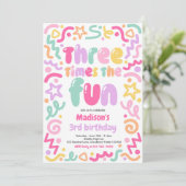 Invitation Three Times The Fun Confetti Balloon 3rd Birthday  (Debout devant)
