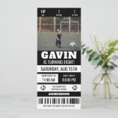 Invitation Ticket photo personnalisé Football fête d'annivers (Debout devant)