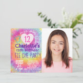 Invitation Tie Dye fête d'anniversaire Rainbow Photo (Debout devant)